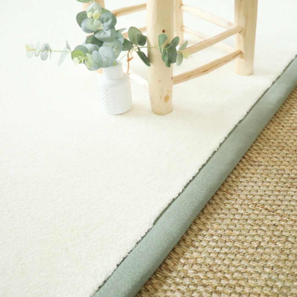 Tapis doux poils longs - touch blanc crème - ganse lin vert sauge - 120 x 170 cm