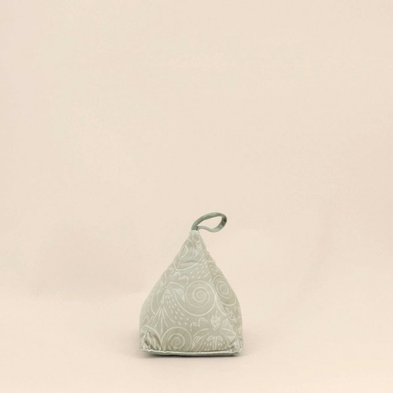 Cale porte en velours vert à motifs