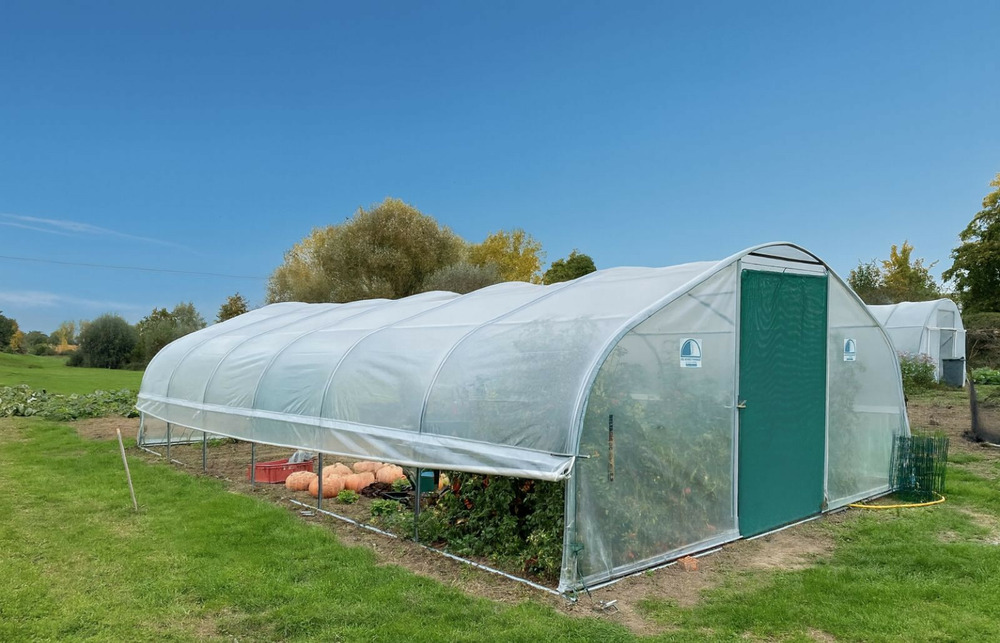 Serre tunnel de jardin - 60m² - 5 x 12m - pieds droits - aérations latérales - 5ème saison - les serres tonneau