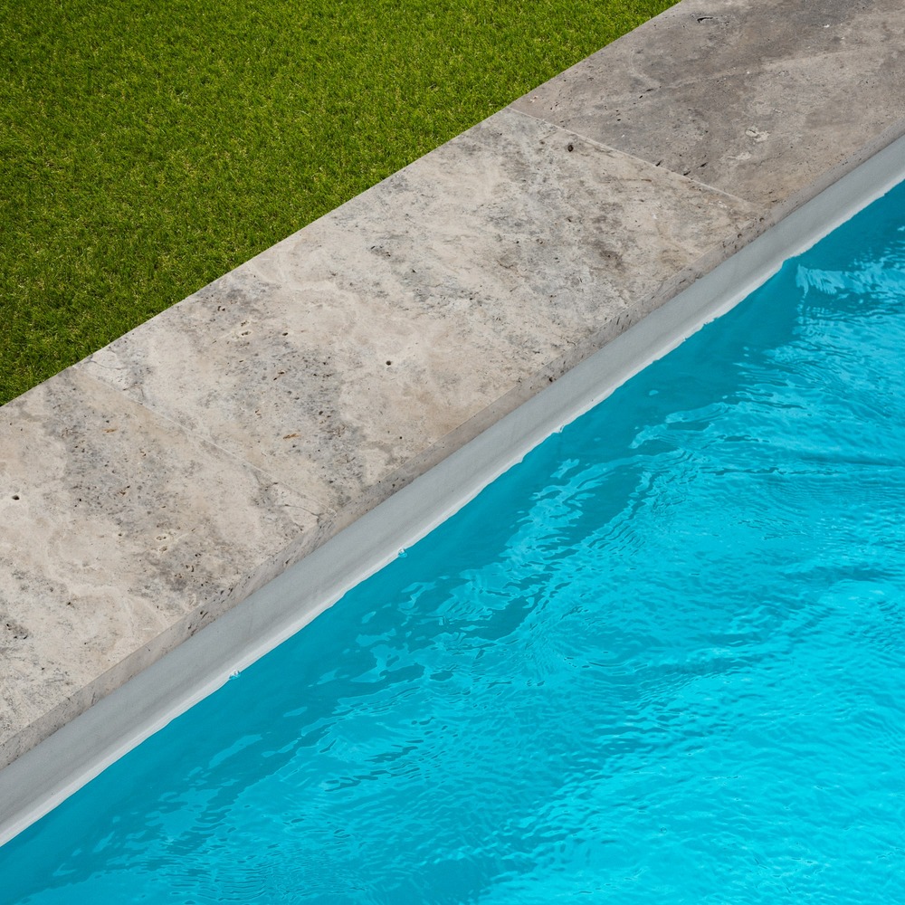 Margelle de piscine travertin gris silver 61x33x3 cm bord droit (à l'unité) - ro'ma nature