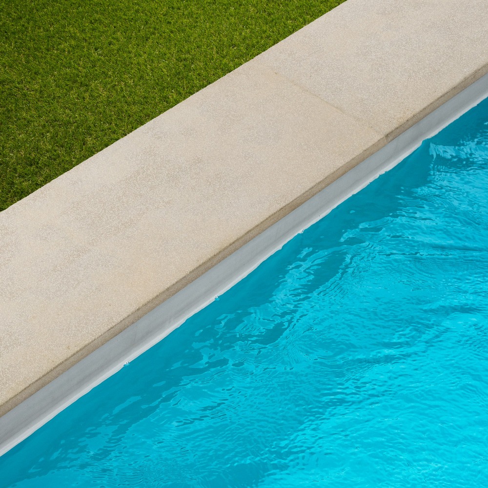 Margelle de piscine pierre de l'atlas beige 100x35x3 cm bord droit (à l'unité) - ro'ma nature