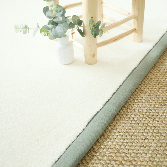Tapis doux poils longs - touch blanc crème - ganse lin vert sauge - 200 x 200 cm