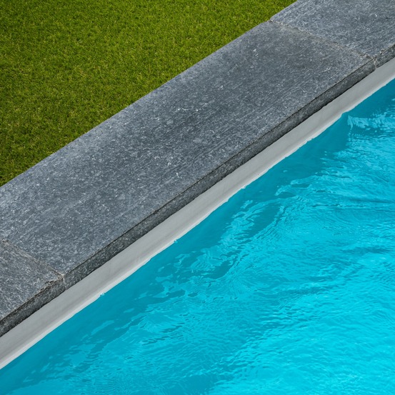 Margelle de piscine pierre bleue du vietnam 100x30x5 cm bord droit (à l'unité) - ro'ma nature