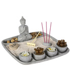 Jardin zen bouddha sur un plateau avec bougies, encens et décoration