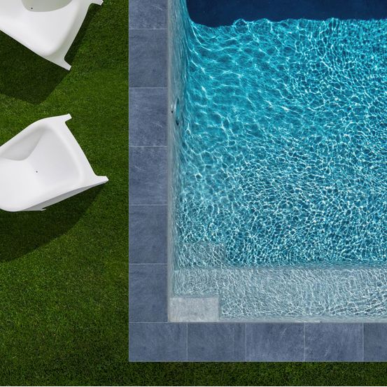 Kit complet - margelles pour piscine 8x4m en pierre bleue vietnam (avec colle, joint, hydrofuge ...) - ro'ma nature