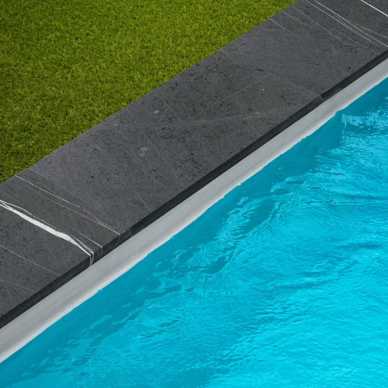 Margelle de piscine ardoise noire grenaillée 60x30x3 cm bord 1/2 rond (à l'unité) - ro'ma nature