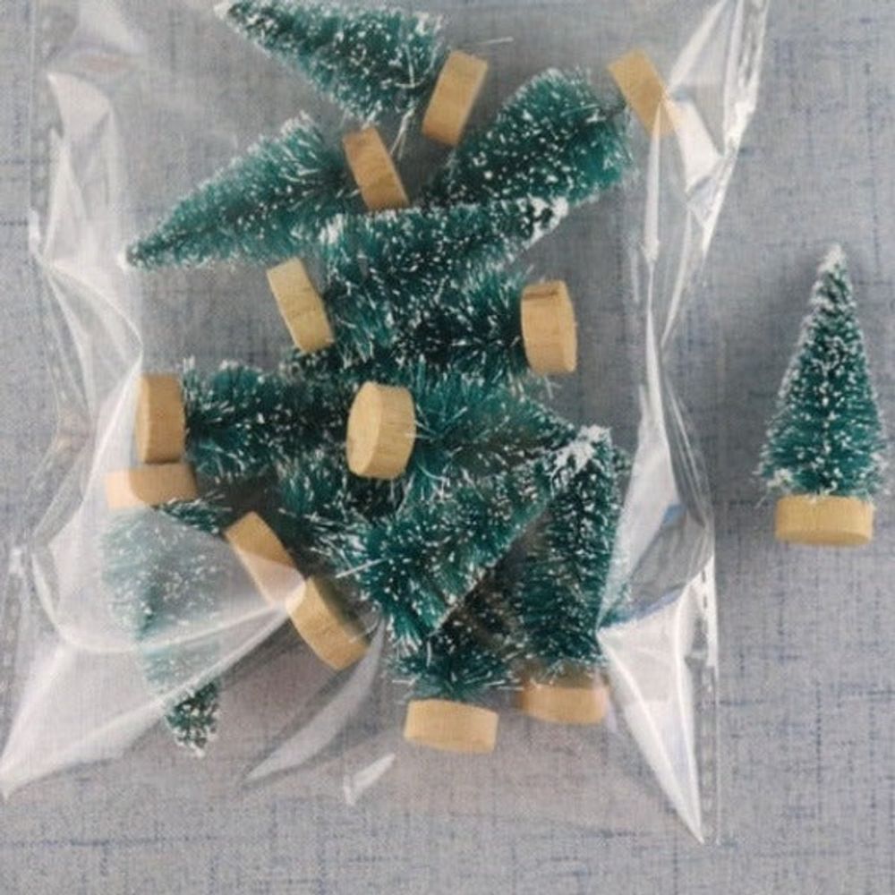 Village de noël - sapins verts enneigés