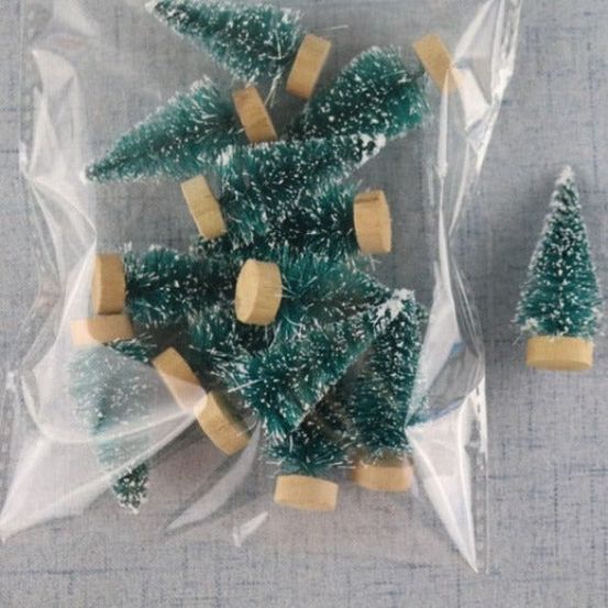 Village de noël - sapins verts enneigés