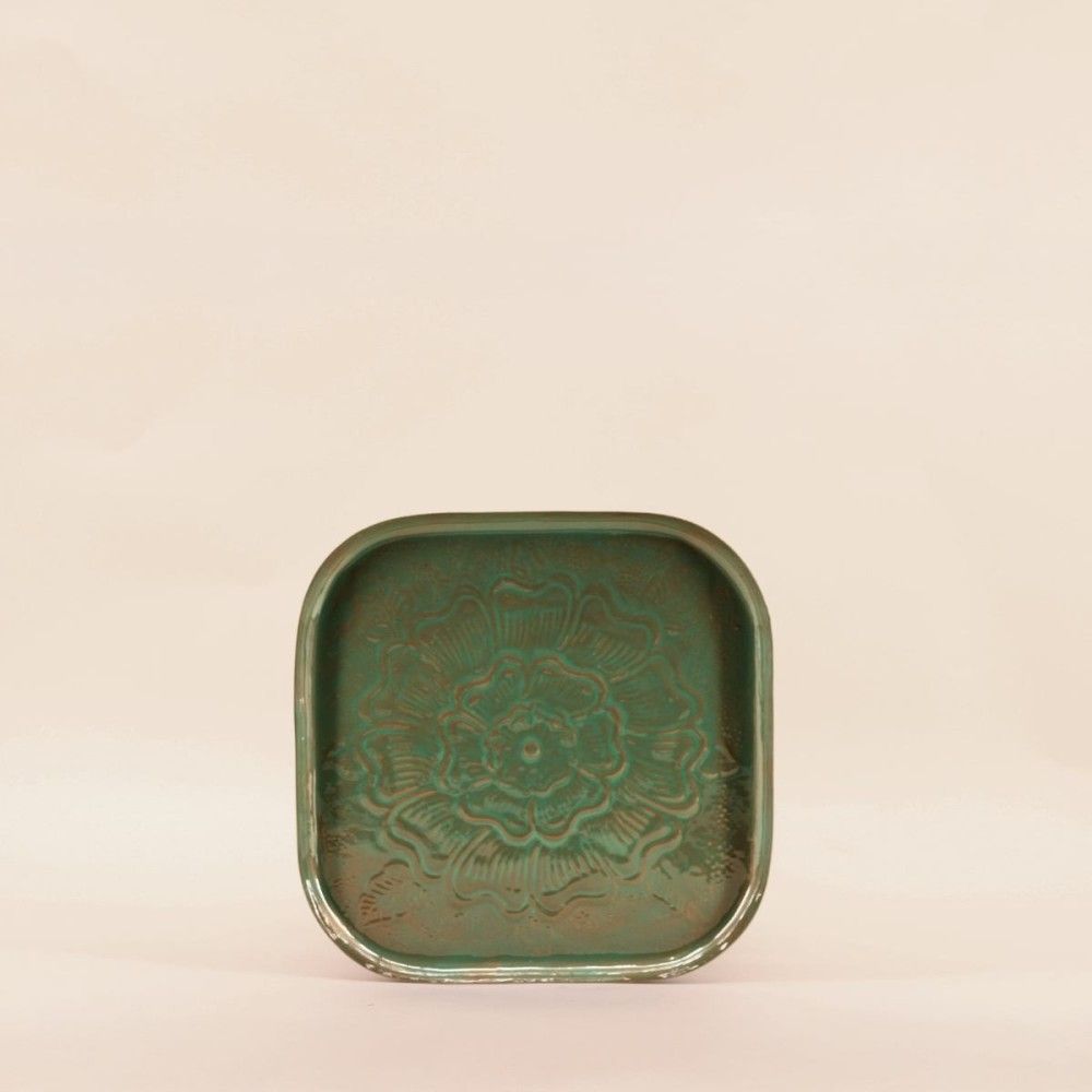 Plateau en métal avec motifs en relief 26cm