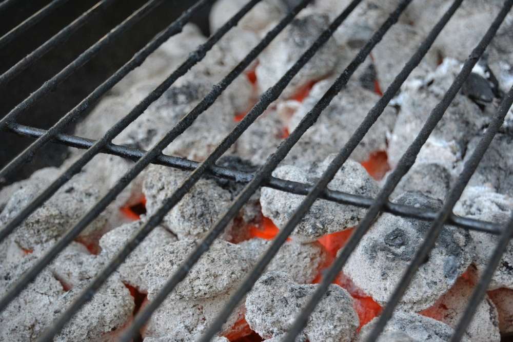 5 astuces pour nettoyer une grille barbecue facilement