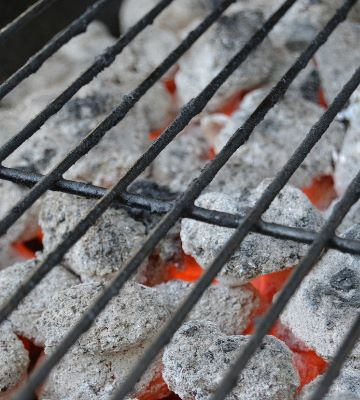 nettoyage d'une grille de barbecue