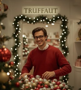 Un vendeur Truffaut en train d'arranger le rayon boule de noël en prévision des fêtes sur la période hivernal