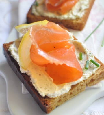 canapé pain d'épices et saumon fumé