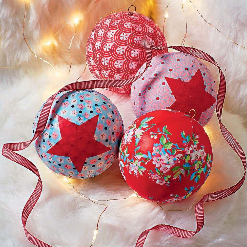 Carton de 550 boules et oe?ufs en styropor assortis