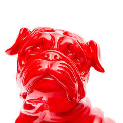 Bulldog assis en polyrésine rouge, 30x20x34 cm