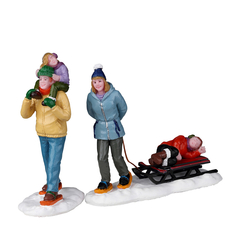 Journée de raquettes à neige, scène miniature de village de Noël
