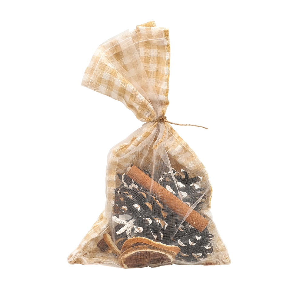 Pochon nature avec pommes de pin, cannelle et oranges