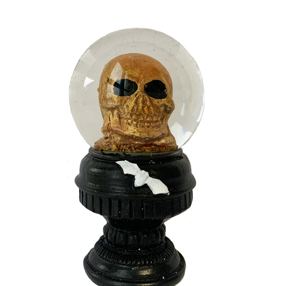 Tête de mort en résine or dans sa boule de cristal