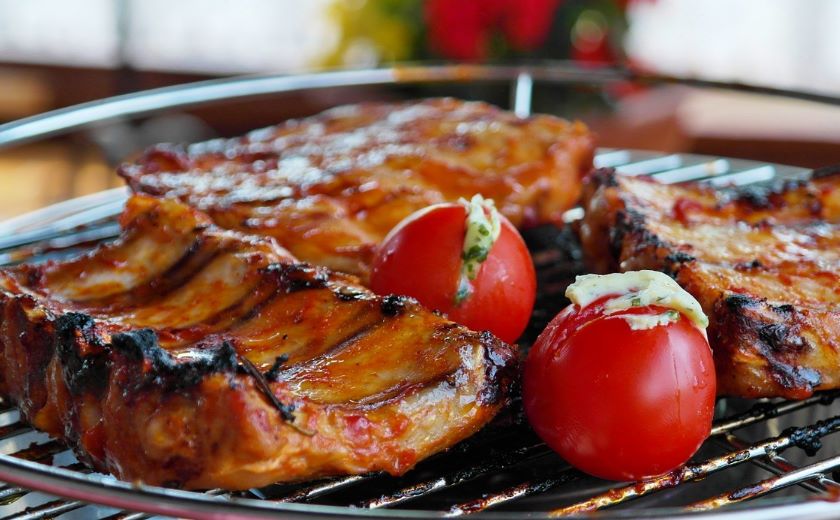 Viande et légumes cuits au barbecue électrique