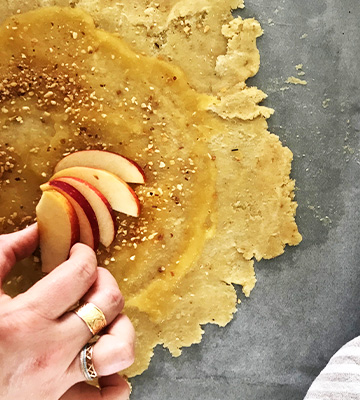 Disposition des pommes sur la pâte