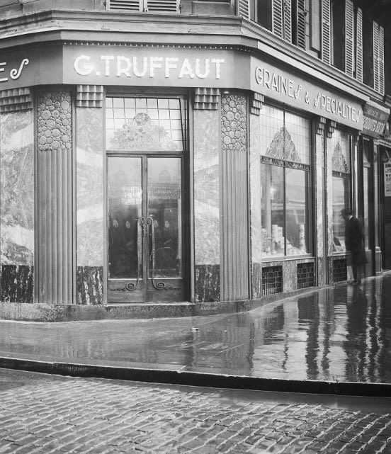 Ouverture du premier magasin, avenue Victoria à Paris